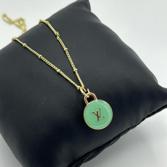 Louis Vuitton luxury charm teal green and gold with unbranded 18” chain - Picture 4 of 4